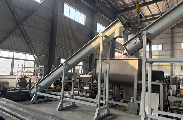 双螺旋搭接上料机破解玻璃钢粉末堵料难题